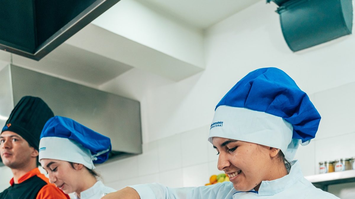 Estudiantes de ABC Chef realizando una práctica de cocina en IGI