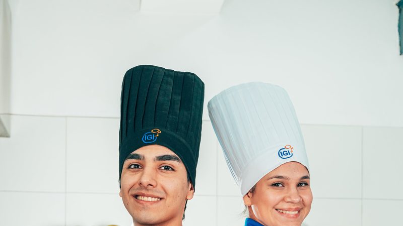 Estudiantes de pastelería de IGI presentando macarons y tartas