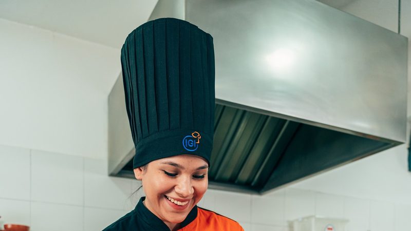 Alumna de IGI decorando una torta con manga pastelera