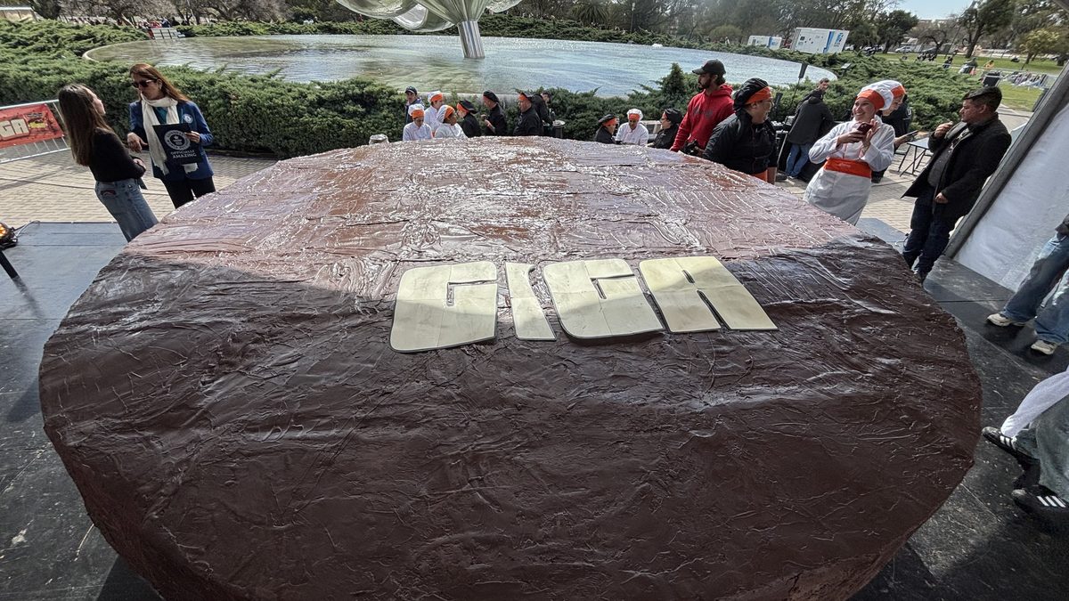 El alfajor más grande del mundo terminado, de 3.112 kilos, en la Plaza de las Naciones Unidas de Buenos Aires