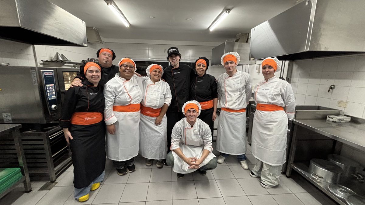 Profesores y alumnos del IGI en la cocina del Instituto, donde se desarrolló el prototipo del alfajor gigante