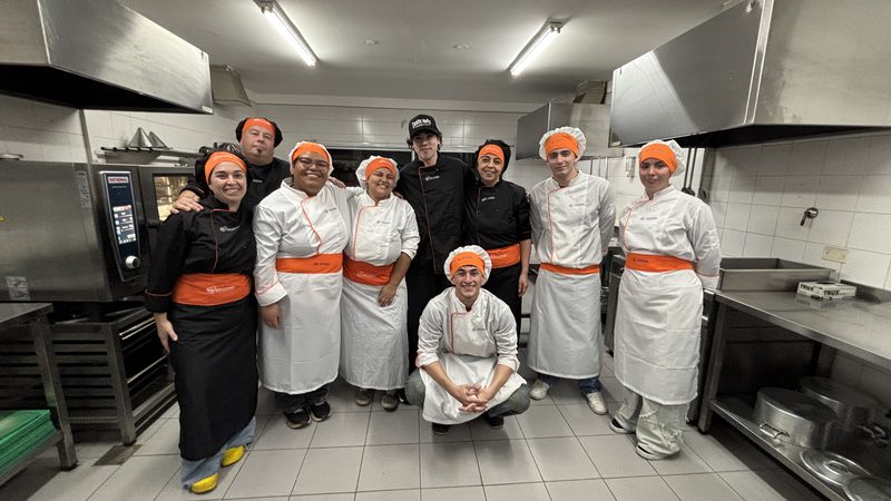Equipo del IGI trabajando la formula del alfajor