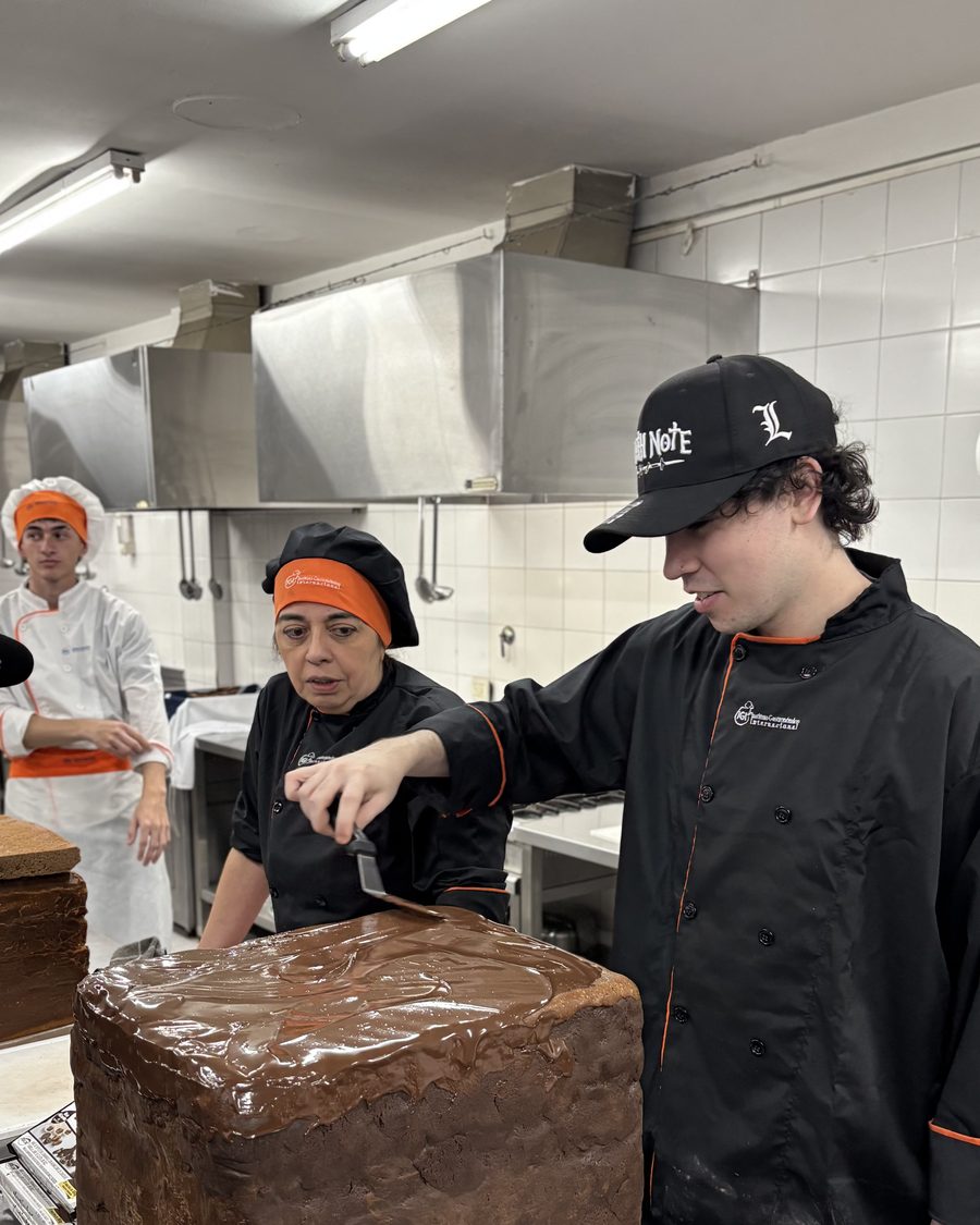 Prototipo del alfajor gigante: bloque de masa sobre mesada de acero en la cocina del IGI