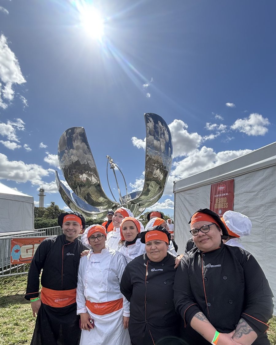 Grupo de alumnas del IGI con uniforme frente a la Floralis Genérica el día del récord