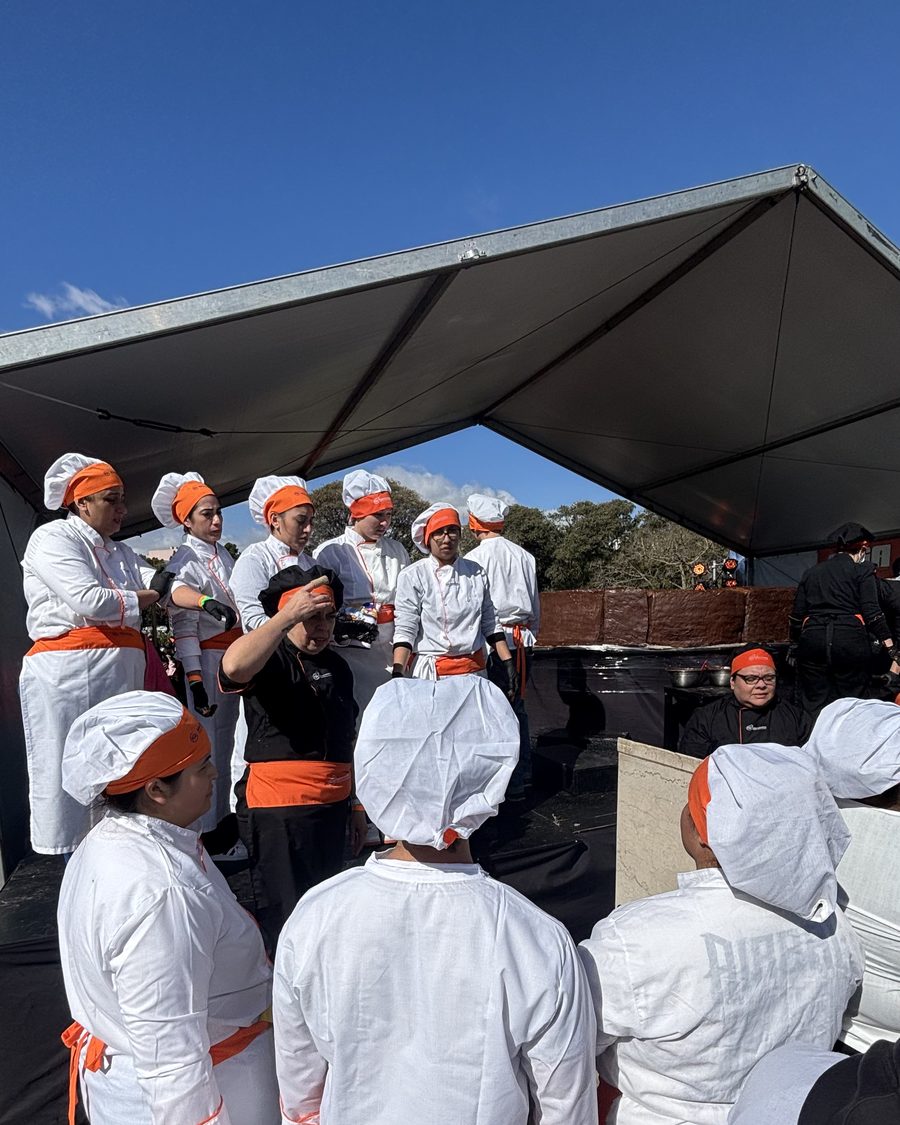 Alumnos del IGI en uniforme durante los preparativos previos al armado del alfajor gigante