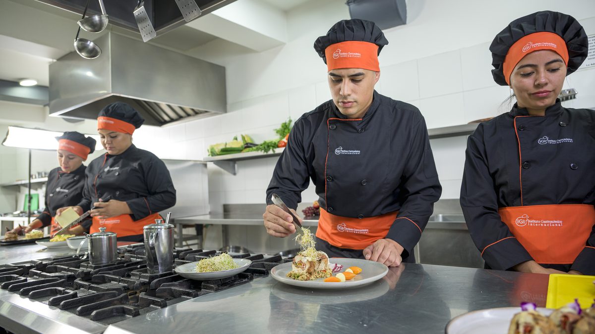 Equipo de cocina de IGI coordinando preparaciones y emplatado