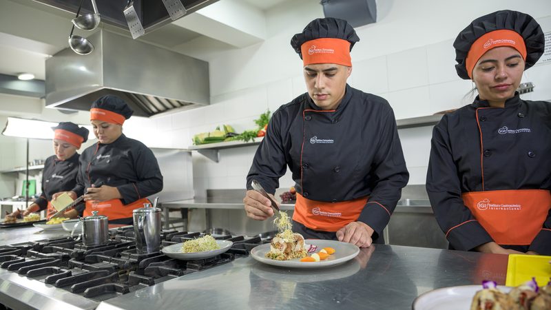 Equipo de cocina de IGI coordinando preparaciones