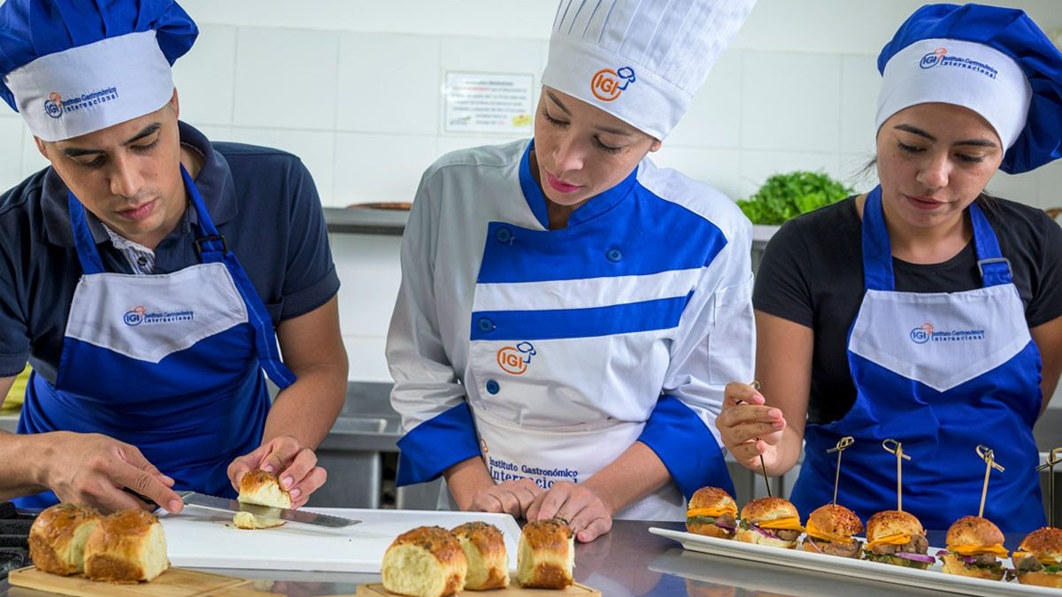 Estudiantes de IGI preparando pequeños bocados para un servicio de catering