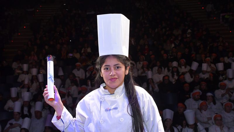 Egresada de una formación gastronómica de IGI en la colación 2025