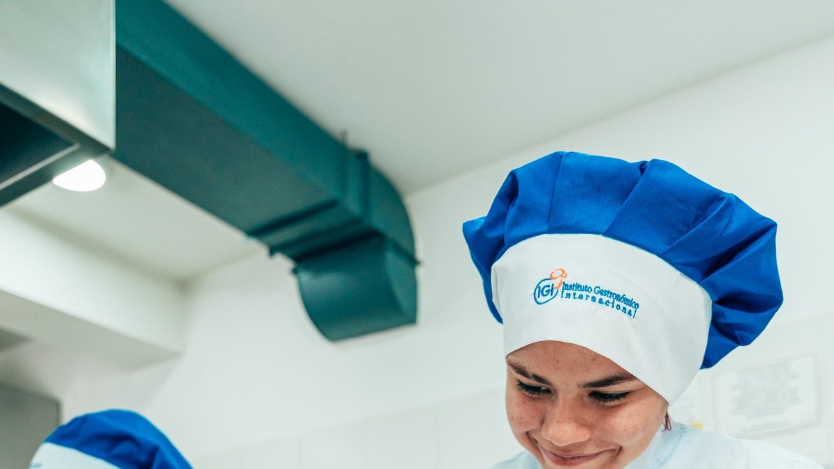 Alumno de cocina durante una de sus clases prácticas en IGI