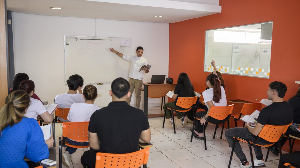 Estudiantes durante una clase de Bromatología en IGI