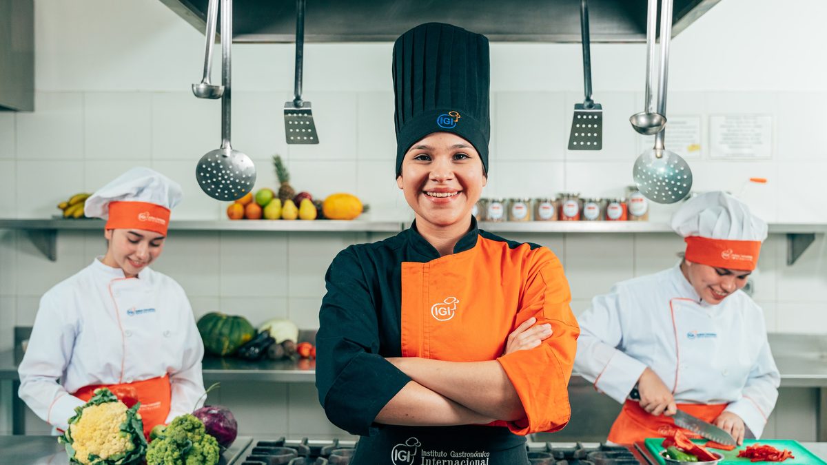 Equipo de cocina de IGI organizando vegetales para una práctica gastronómica