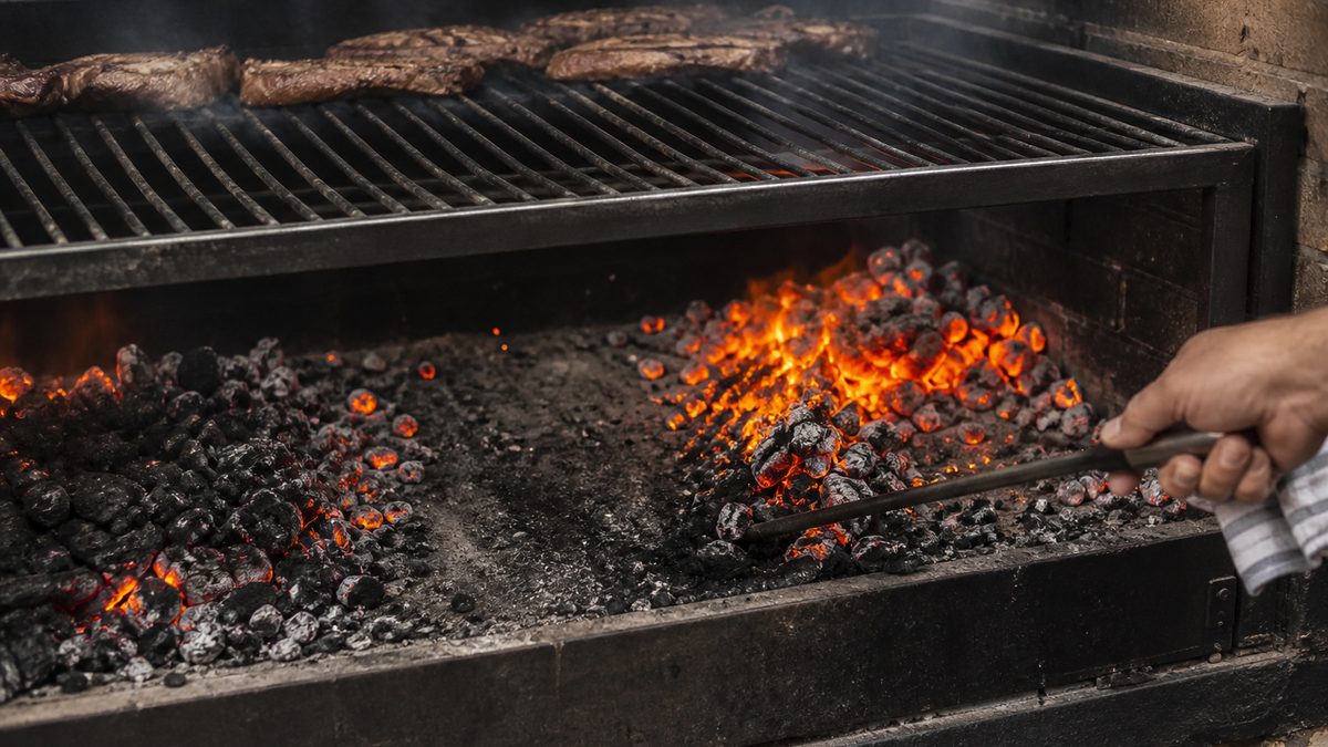 Control del fuego y las brasas durante una cocción a la parrilla
