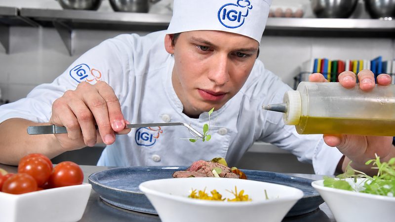 Chef realizando la presentación final de un plato profesional