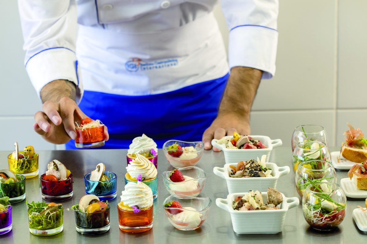 Profesional gastronómico montando una mesa variada de catering