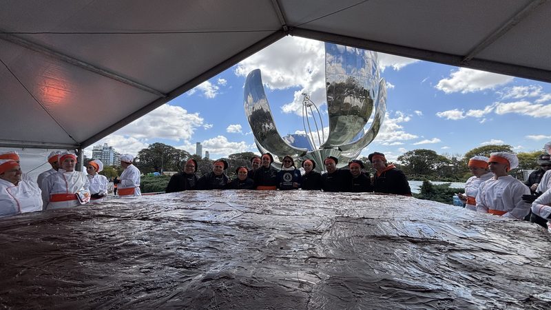 Superficie del alfajor gigante durante el montaje