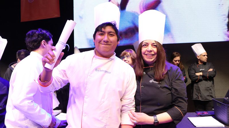 Egresada de IGI junto a un integrante de la institución durante la colación