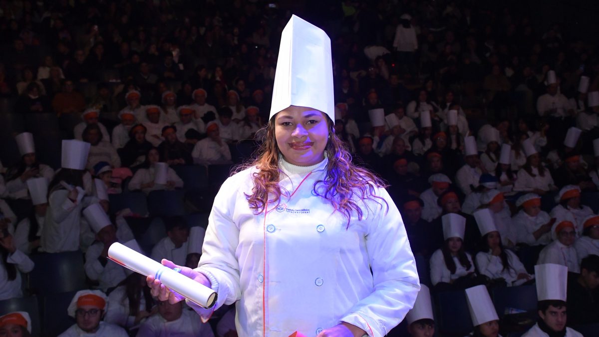 Egresado de IGI celebrando la finalización de su formación