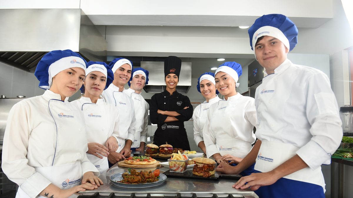 Grupo de alumnos de IGI con sus platos terminados
