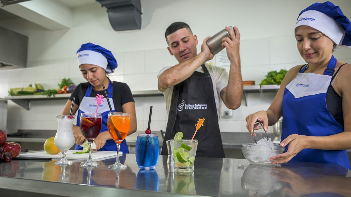 Clase de coctelería en IGI con tragos terminados y frutas frescas sobre la mesada de la barra