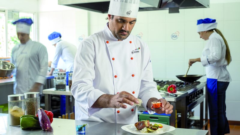 Chef instructor de IGI emplatando durante una clase práctica