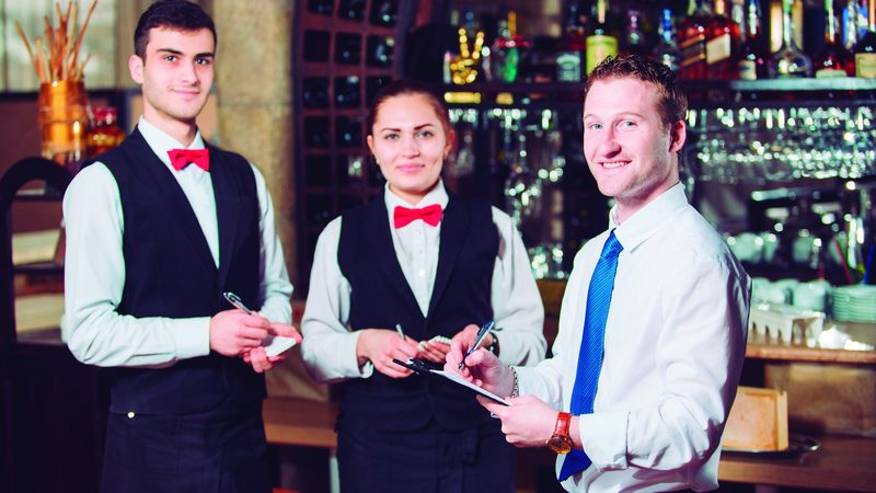 Servicio de salón profesional en un restaurante