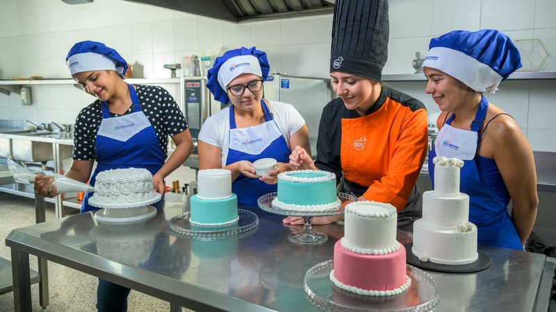 Estudiantes de IGI practicando técnicas de decoración y diseño de tortas durante una clase