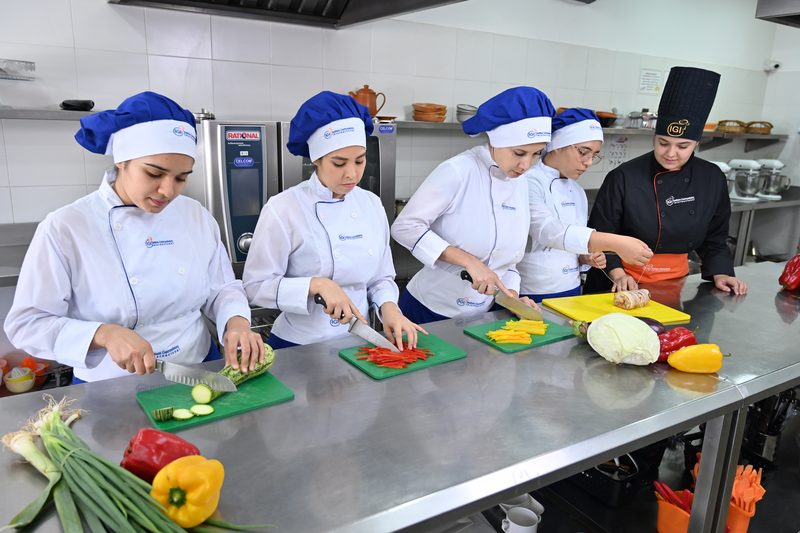 Clase práctica de cocina en IGI Asunción