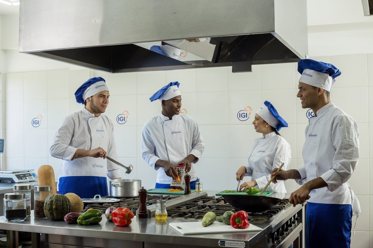 Estudiantes en una clase práctica de gastronomía en la red IGI