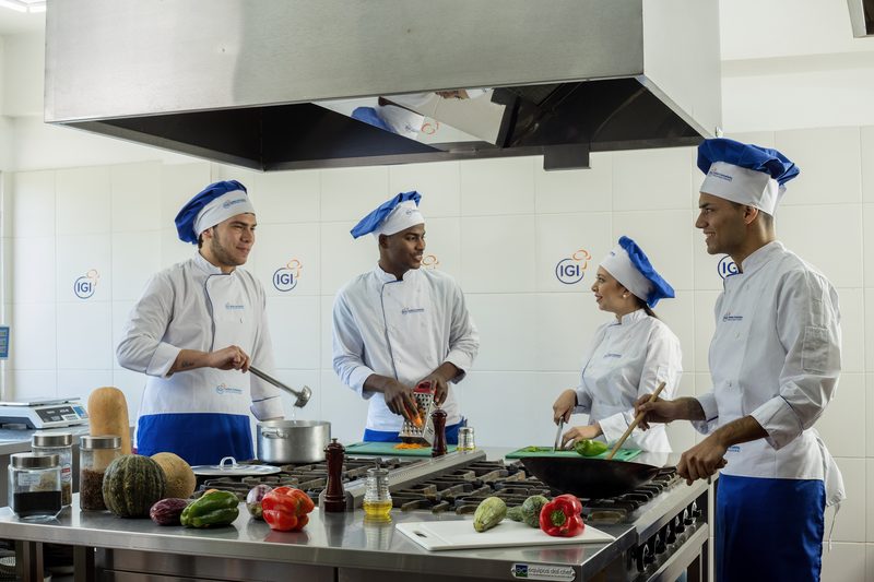 Estudiantes en una clase práctica de gastronomía en la red IGI