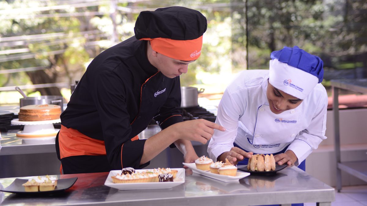 Docente y estudiante de IGI revisando tartas y producciones de pastelería