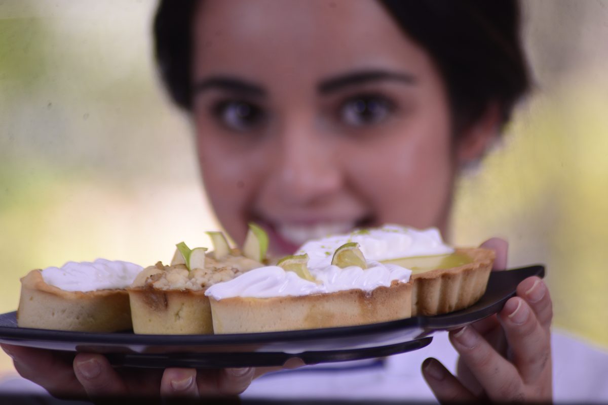 Clase de pastelería en la red IGI Paraguay