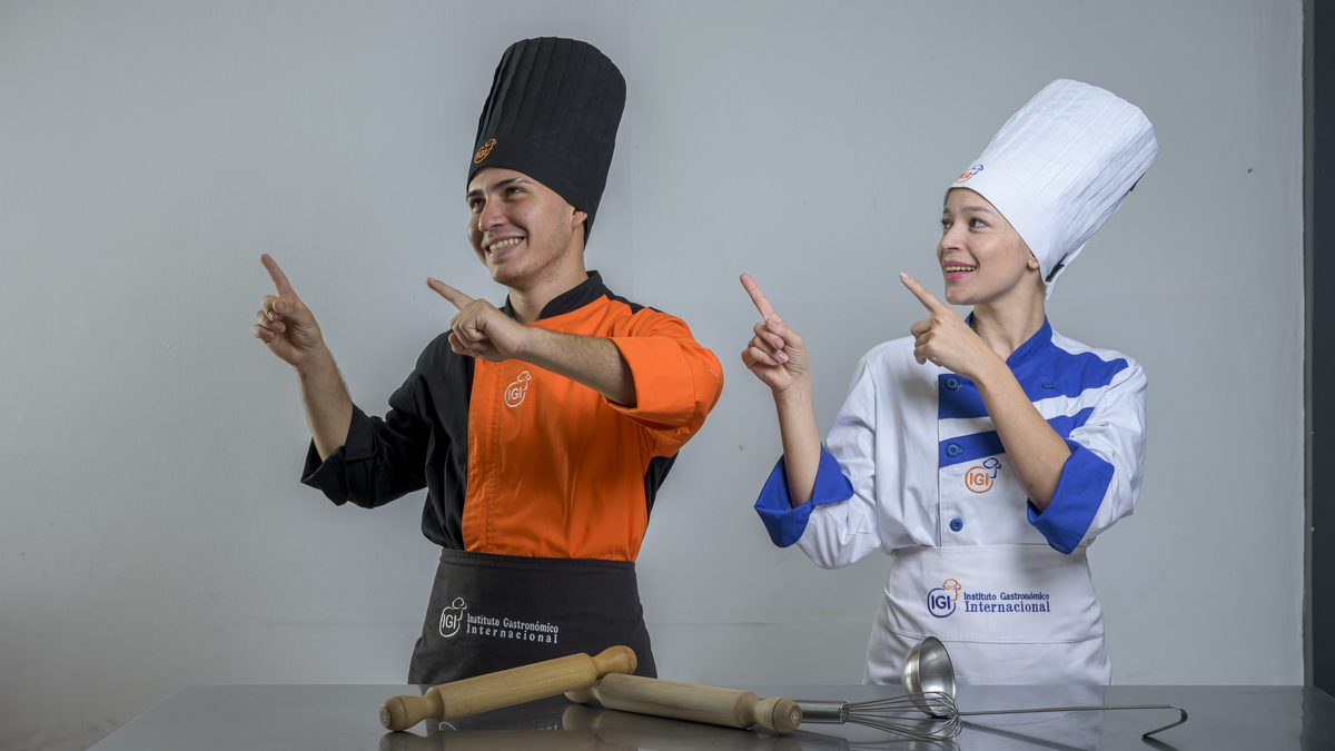 Profesionales de cocina y pastelería representando distintas especializaciones gastronómicas
