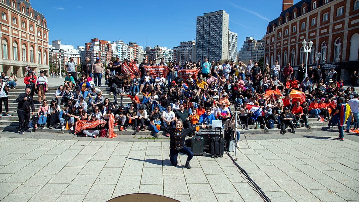 Delegaciones de InterIGI Mar del Plata 2022 reunidas frente al Casino Central