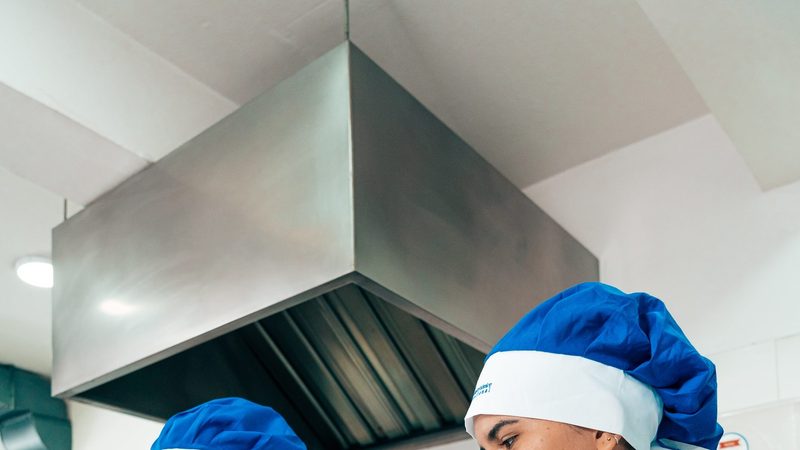 Pastelera porcionando una elaboración para analizar rendimiento y presentación