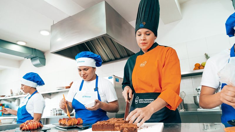Estudiante de Chef Internacional preparando una elaboración durante una clase práctica en IGI