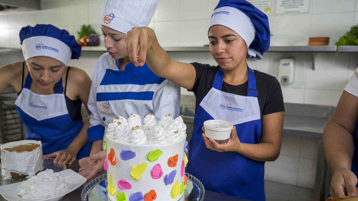 Torta decorada con merengues de colores elaborada en una clase de pastelería de IGI