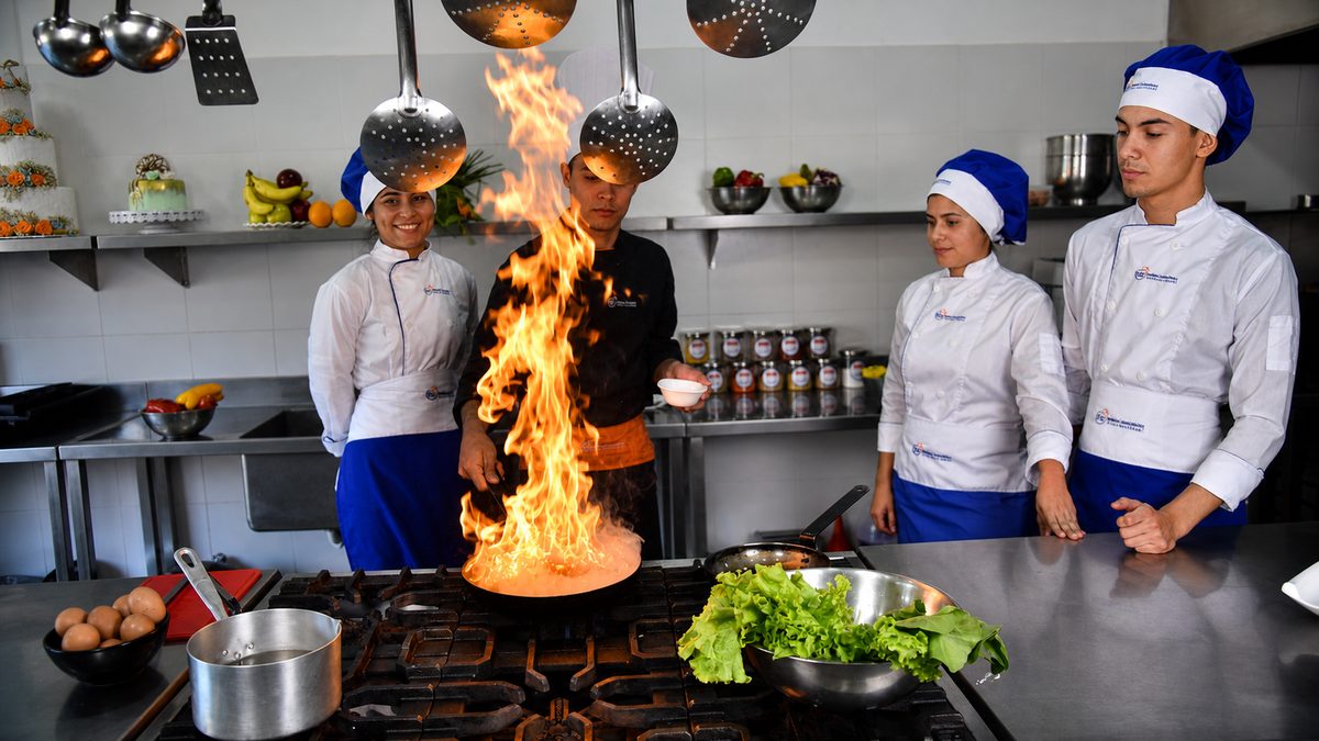 Clase práctica de cocina con una técnica de cocción a fuego directo