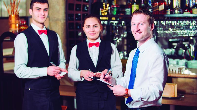 Equipo de salón tomando pedidos en un restaurante