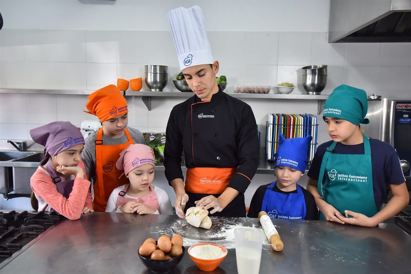 Grupo de Cocineritos preparando una receta durante una clase