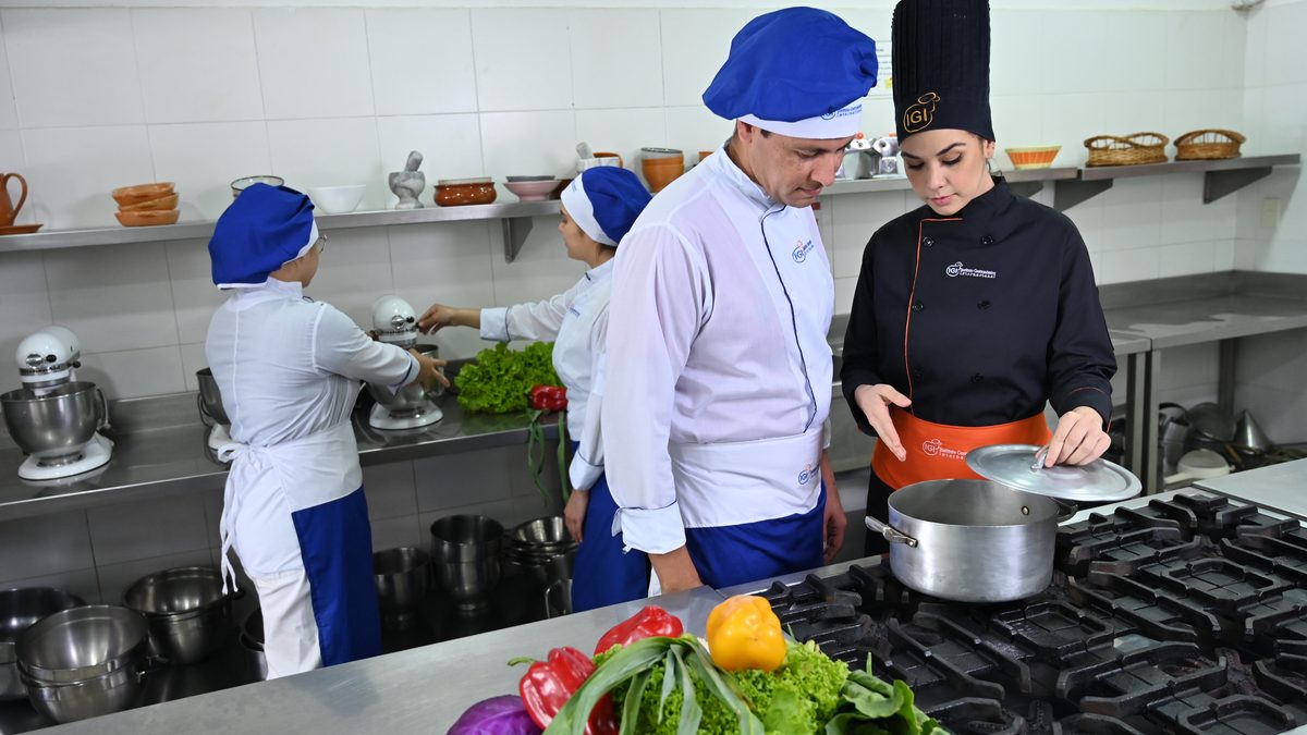 Docente y estudiantes de IGI durante una clase práctica de cocina