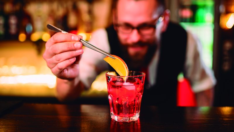 Bartender trabajando en una barra durante una práctica profesional