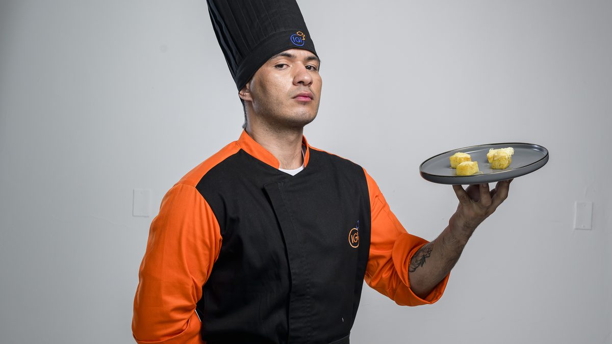 Chef presentando una elaboración para un servicio gastronómico personalizado