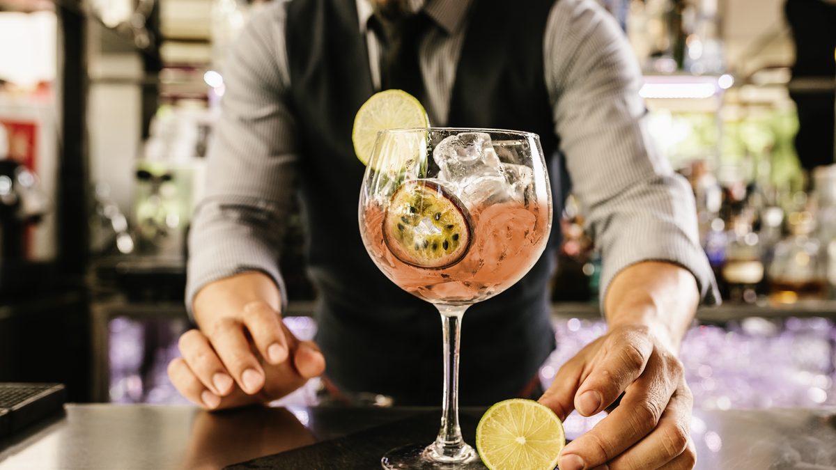 Estudiante practicando técnicas de coctelería en IGI