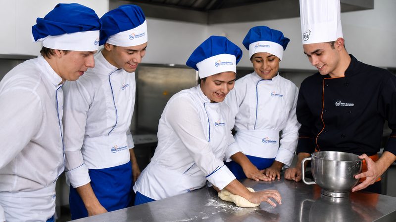 Estudiantes de IGI amasando durante una clase práctica de panadería
