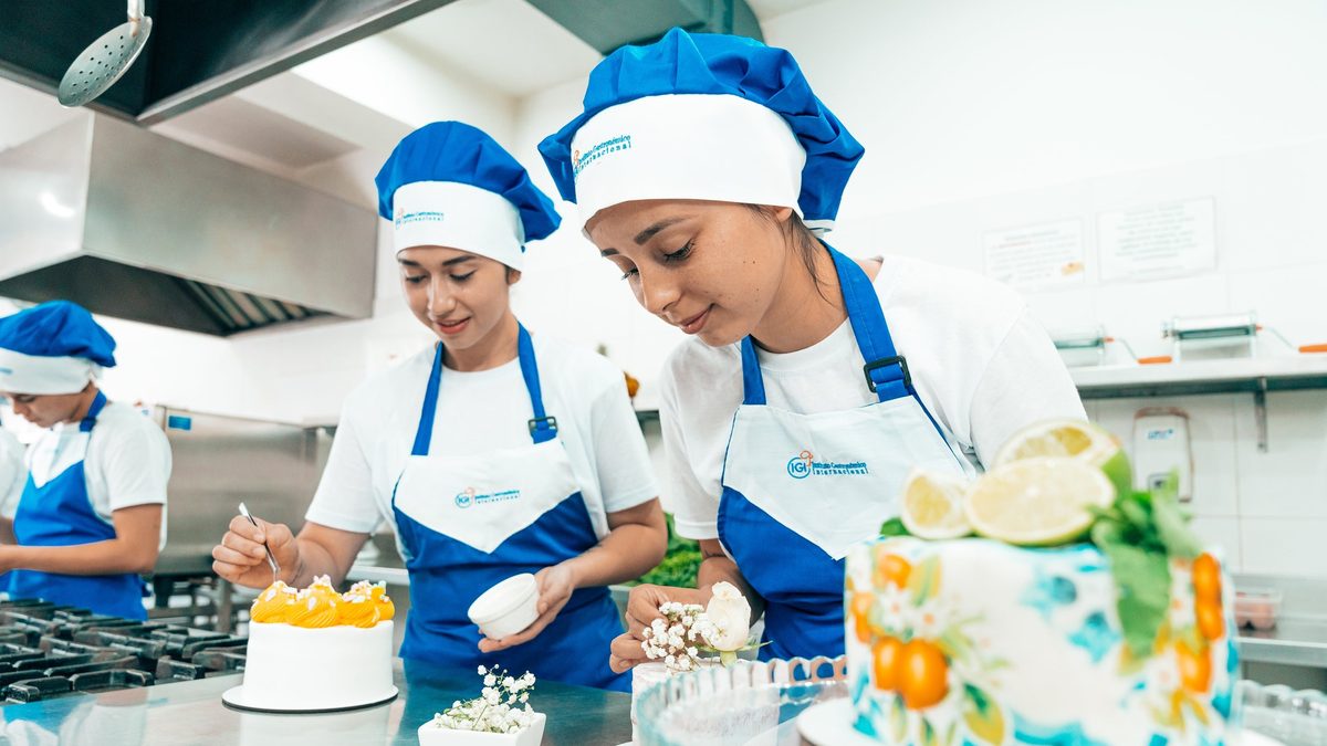 Estudiante iniciándose en técnicas de pastelería durante una clase de IGI