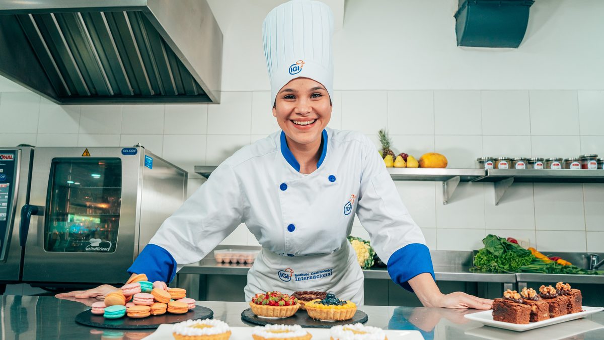 Estudiante de IGI presentando una producción profesional de pastelería