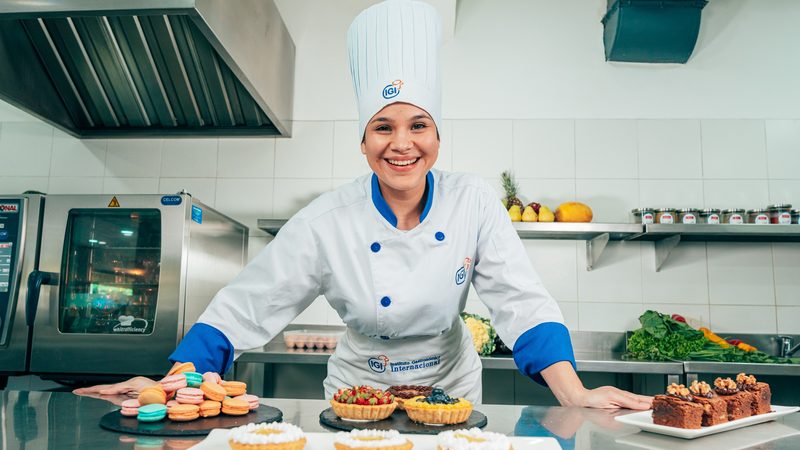 Estudiante de IGI presentando una producción profesional de pastelería