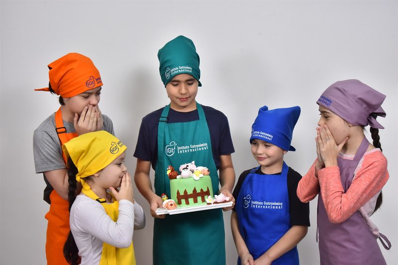 Participantes de Cocineritos con uniforme de cocina