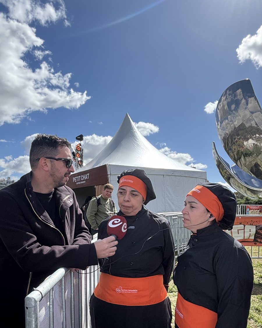 Integrantes del IGI dando una entrevista a un medio de televisión durante el evento del récord